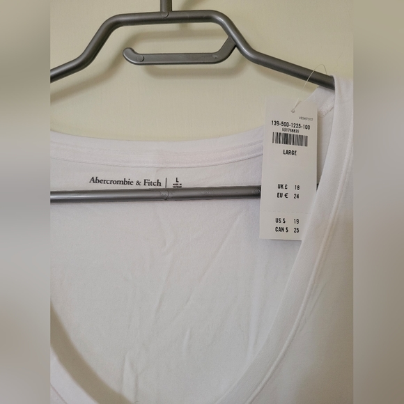 Large white oversized Abercrombie & Fitch t-shirt. - Picture 3 of 4